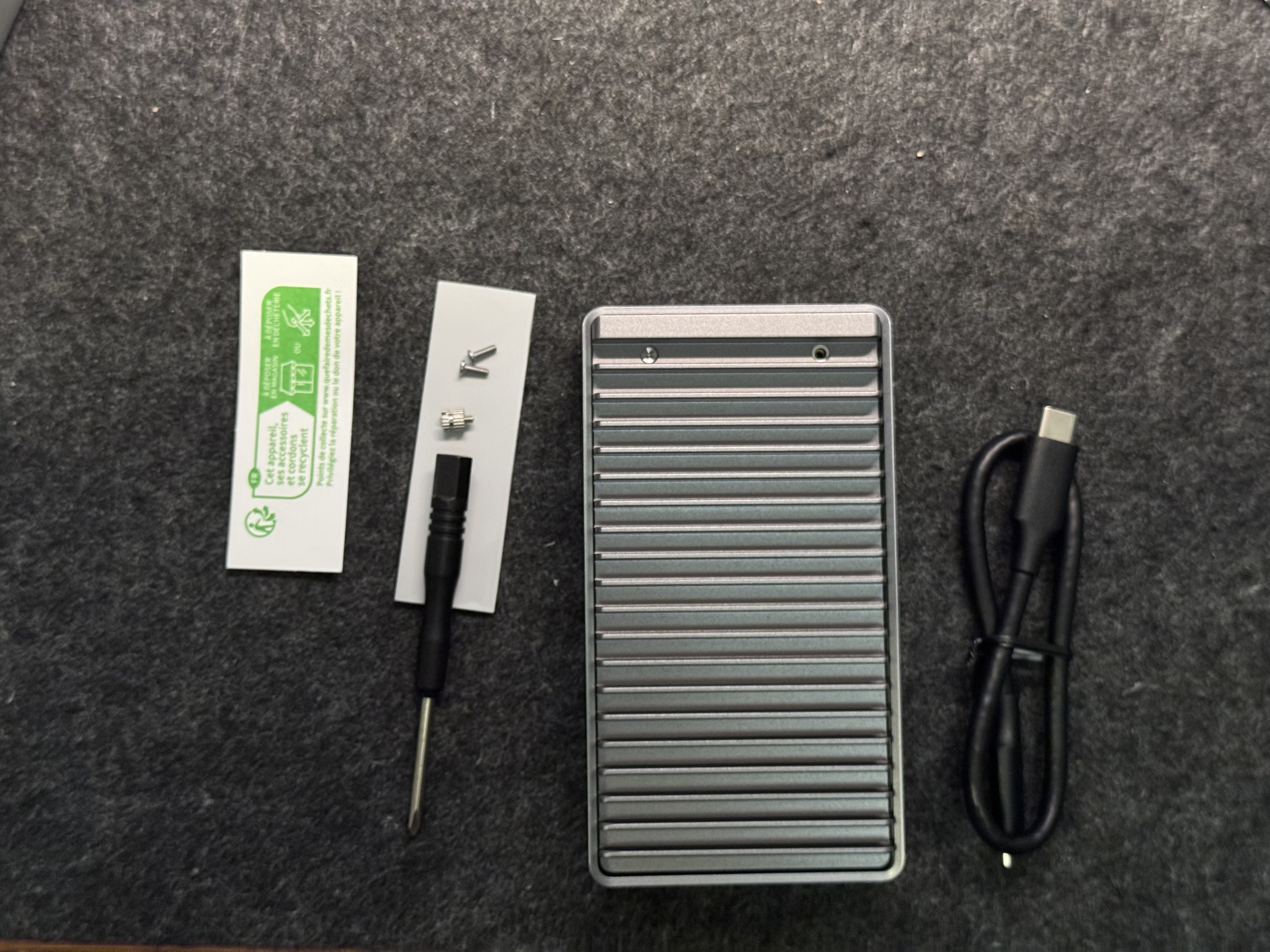 ヒートシンクを貼る前のM.2 SSD